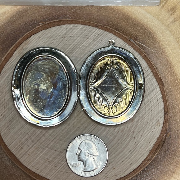 VTG| Carved Cameo Locket 💙✨ - Picture 7 of 9